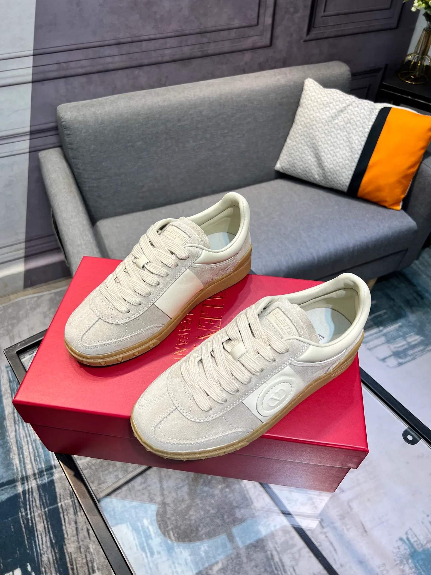 Men's shoes 💰620 👉🌹🌹VALENTINO counter synchronized new low-top casual sports shoes 👍Professional and high-end, perfect replica, first-class quality! 👍All made of original 1:1 materials, exclusive mold opening! 👍High mercerized cowhide fabric 👍TPU outsole, comfortable and wear-resistant, brand injection insole, 👍Full set of high-end counter packaging 👍All details are customized with 1:1 mold, striving for perfection! 👍Couple style female 35-41, male 38-46 (female 41, male 45 46 customized)